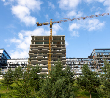 A tower crane rises above an unfinished residential block against blue sky. Modern architecture, city development and real estate progress. SSUCv3H4sIAAAAAAAAA41Py46DMAz8F5+DZCi0kF+pegjEUKtAqsRptUL591Uo1V73NmN7Ht6ALWgwY4NVU2HRlpe6KMsRi7Y/t8VYjtXFdtW5axEUWCMEujzViBfEsm5OXYeIqKA3gQfQG/A8xyDeCLsVNCrwtFryOyTL4jybGTQmBUGMxEAB9JYUDEZocp53/vW7bnkOGkBBiH0GSf1zdlNgJlqHn+yfcpGZzB53vSl4vIX8cmQ7ueeKGT49D7xOR6cYxC0fvDrJ2j1B3PBge4g/b9w5iPM5C+JzdsaSPdaxX1jkSz29mN5/1ymlX7z5cqmEAQAA