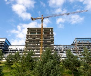 A tower crane rises above an unfinished residential block against blue sky. Modern architecture, city development and real estate progress. SSUCv3H4sIAAAAAAAAA41Py46DMAz8F5+DZCi0kF+pegjEUKtAqsRptUL591Uo1V73NmN7Ht6ALWgwY4NVU2HRlpe6KMsRi7Y/t8VYjtXFdtW5axEUWCMEujzViBfEsm5OXYeIqKA3gQfQG/A8xyDeCLsVNCrwtFryOyTL4jybGTQmBUGMxEAB9JYUDEZocp53/vW7bnkOGkBBiH0GSf1zdlNgJlqHn+yfcpGZzB53vSl4vIX8cmQ7ueeKGT49D7xOR6cYxC0fvDrJ2j1B3PBge4g/b9w5iPM5C+JzdsaSPdaxX1jkSz29mN5/1ymlX7z5cqmEAQAA